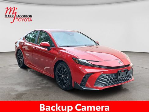 Used 2025 Toyota Camry SE FWD image 5