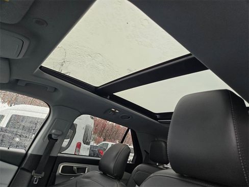 Used 2022 Ford Explorer XLT w/ Equipment Group 202A image 13