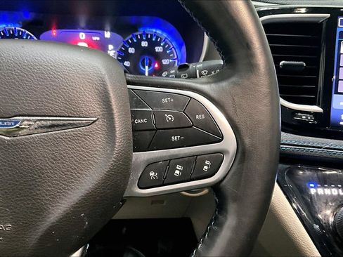 Used 2021 Chrysler Pacifica Touring-L image 11
