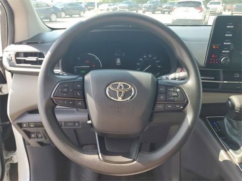 Used 2022 Toyota Sienna LE image 20