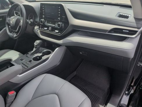 Used 2022 Toyota Highlander XLE FWD image 17