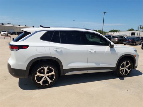 New 2025 Volkswagen Tiguan SE image 2