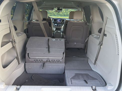 Used 2019 Chrysler Pacifica Touring-L Plus w/ Advanced Safetytec Group FWD image 5