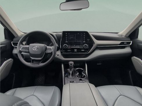 Used 2022 Toyota Highlander L FWD image 32