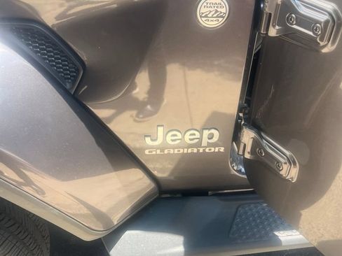 Used 2022 Jeep Gladiator Overland w/ Popular Equipment Package AWD/4WD image 6