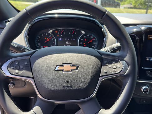 Used 2023 Chevrolet Traverse LT FWD image 9