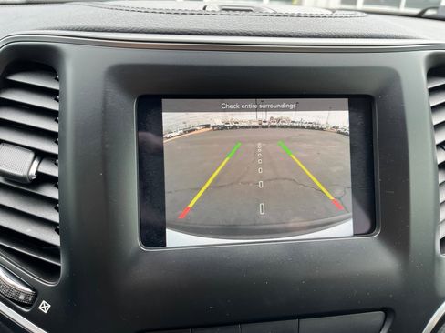 Used 2020 Jeep Cherokee Latitude Plus image 20