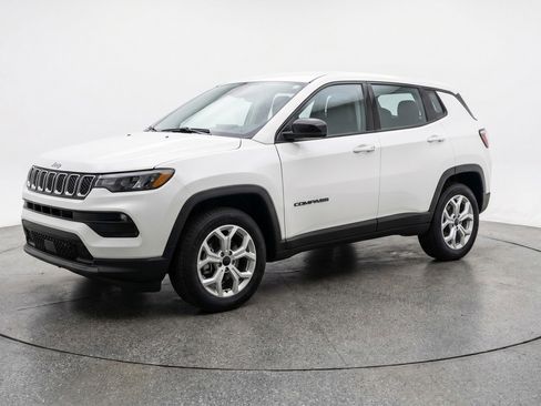 Used 2025 Jeep Compass Latitude AWD/4WD image 3