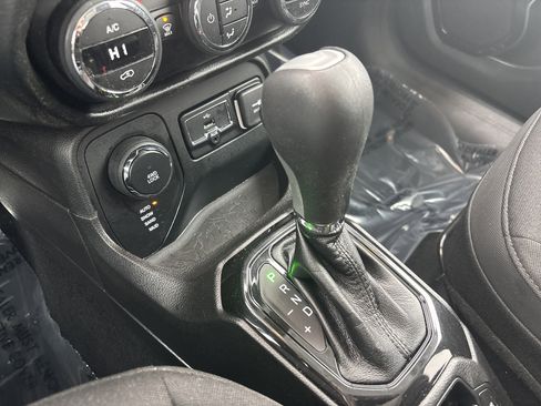 Used 2017 Jeep Renegade Altitude image 19