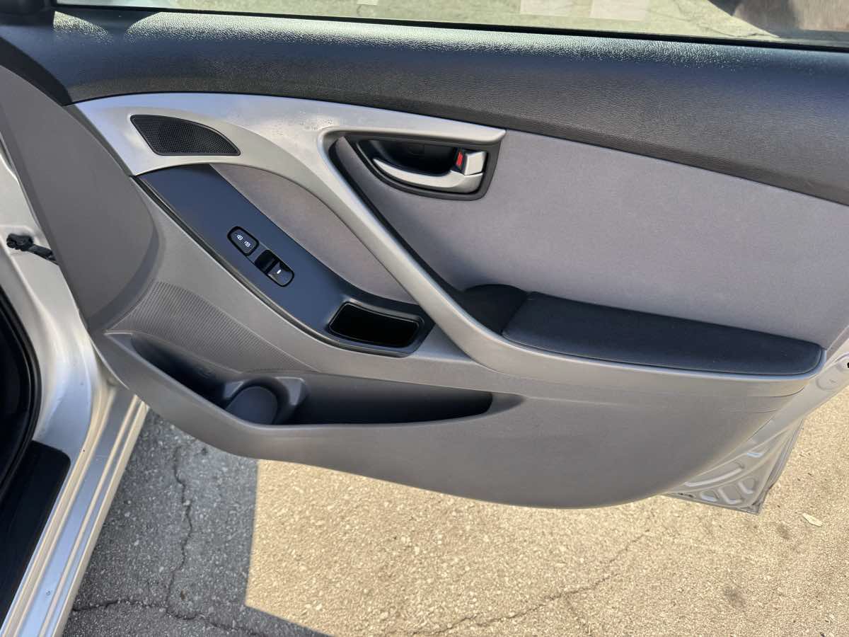 Used 2015 Hyundai Elantra SE w/ Option Group 02 FWD image 14