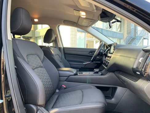 Used 2025 Nissan Pathfinder SV image 38