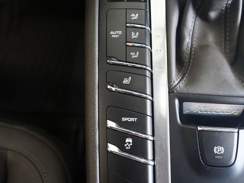 Used 2018 Porsche Macan AWD/4WD image 23