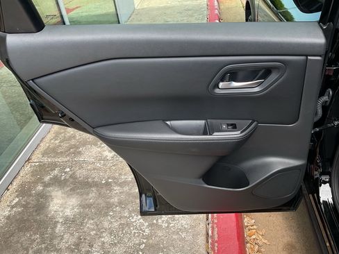 Used 2025 Nissan Rogue SV image 18