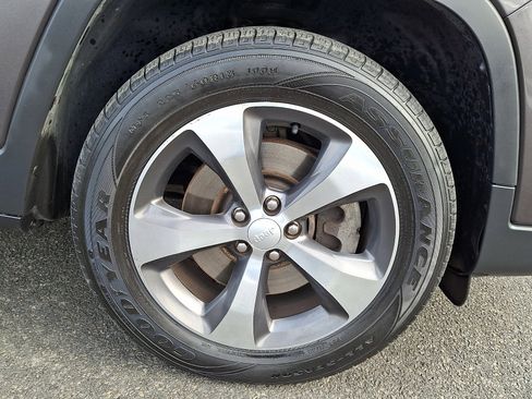 Used 2019 Jeep Cherokee Limited image 8