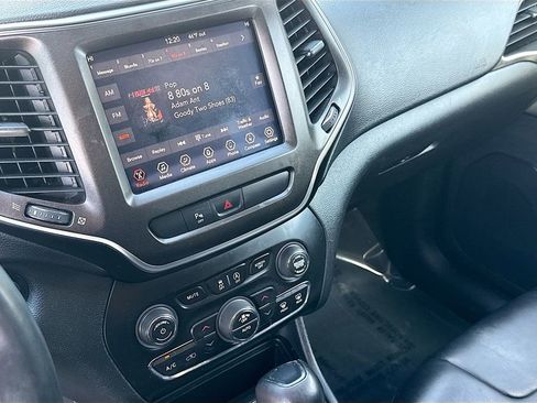 Used 2019 Jeep Cherokee Trailhawk image 26
