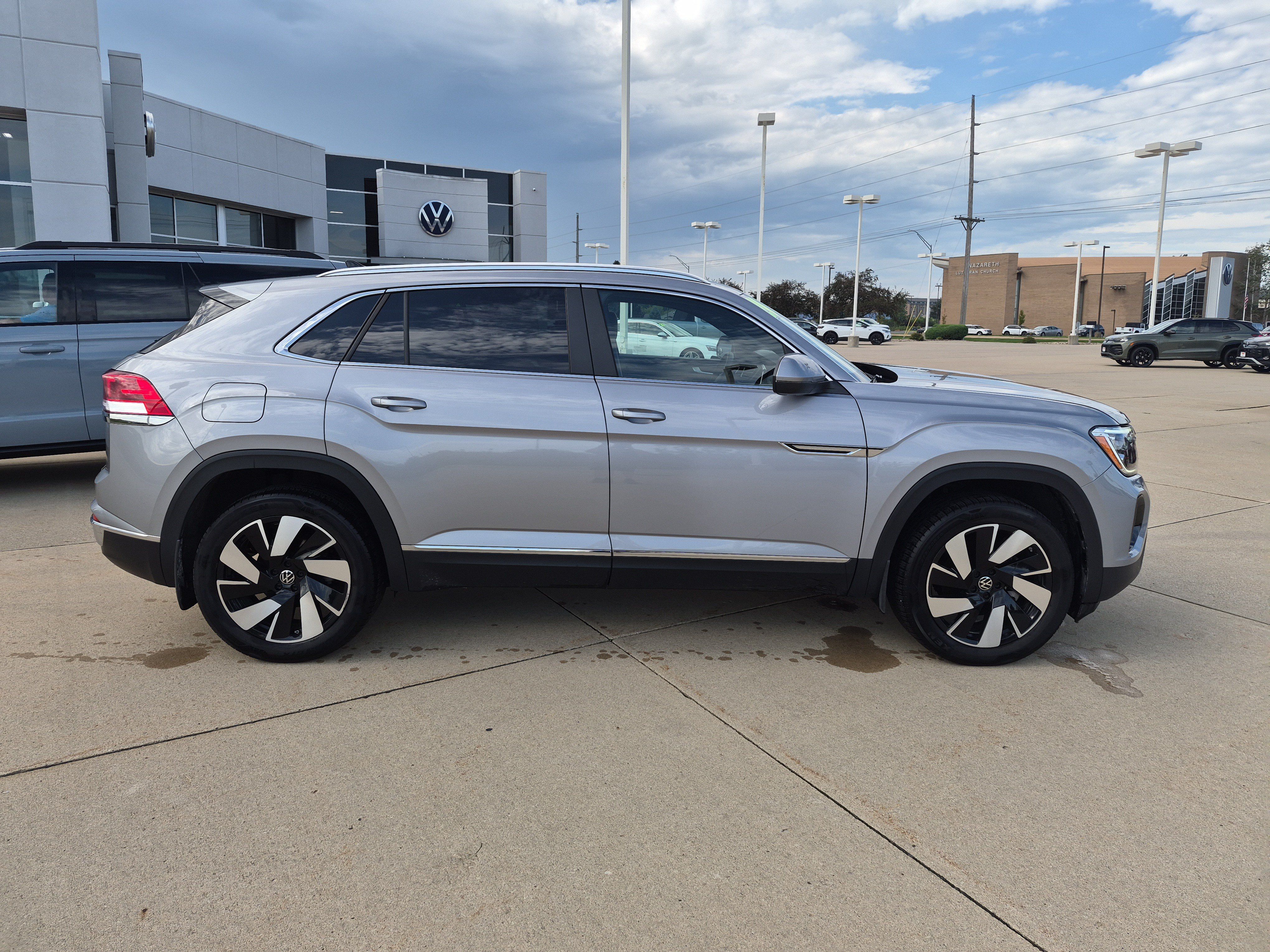 Used 2024 Volkswagen Atlas Cross Sport SEL AWD/4WD image 3