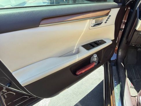 Used 2017 Lexus ES 300h w/ Navigation System Package FWD image 10