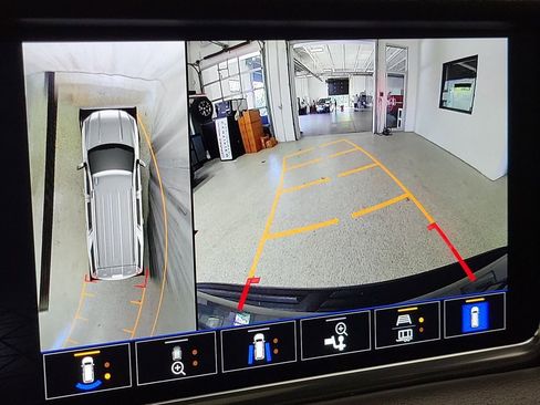 Used 2022 GMC Yukon XL Denali w/ Advanced Technology Package image 16