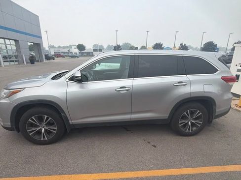 Used 2019 Toyota Highlander Plus AWD/4WD image 8