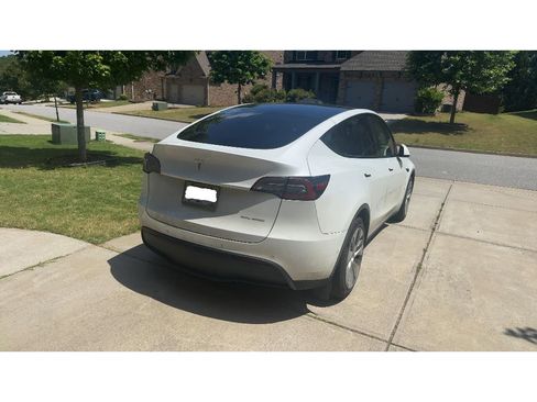 Used 2022 Tesla Model Y Long Range AWD/4WD image 2