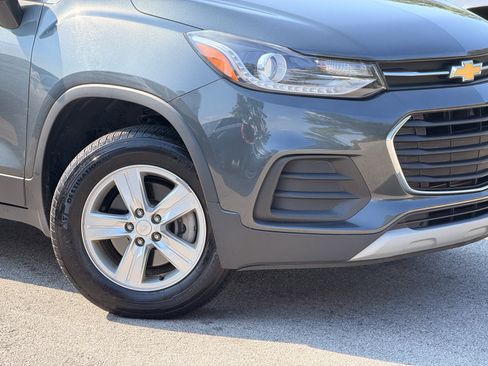 Used 2020 Chevrolet Trax LT w/ LT Convenience Package AWD/4WD image 3