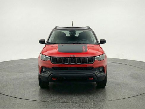 Used 2025 Jeep Compass Trailhawk AWD/4WD image 2