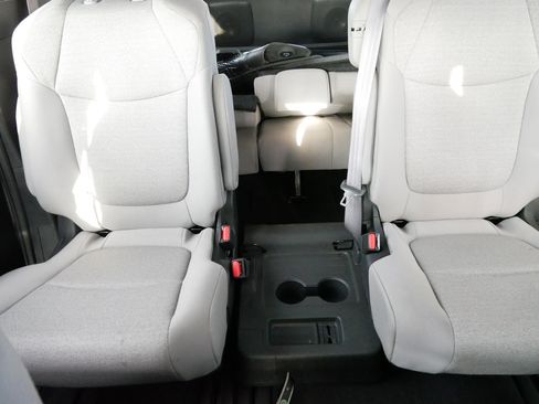 Used 2025 Toyota Sienna LE image 13