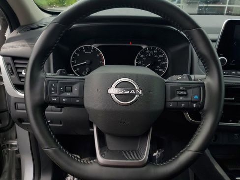 Used 2025 Nissan Rogue SV FWD image 17