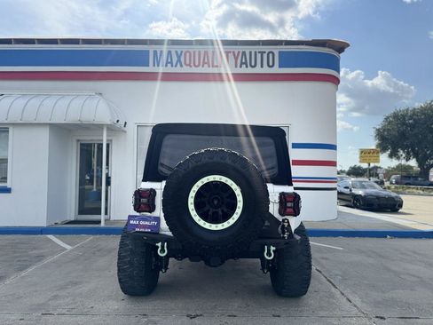 Used 2018 Jeep Wrangler Unlimited Rubicon AWD/4WD image 30
