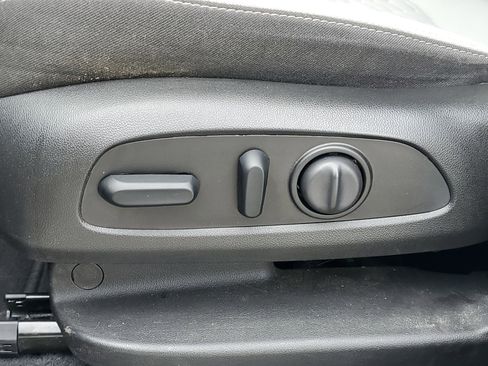 Used 2021 Chevrolet Equinox LS w/ LS Convenience Package image 18