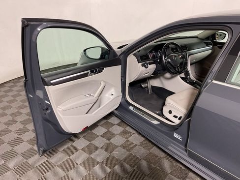 Used 2017 Volkswagen Passat 1.8T R-Line FWD image 17