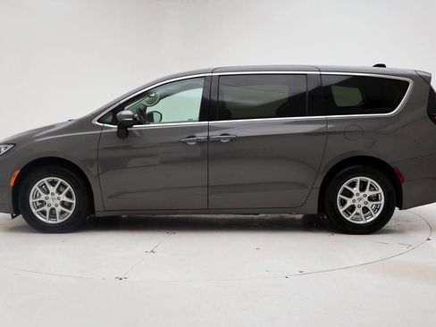 Used 2023 Chrysler Pacifica Touring-L image 5