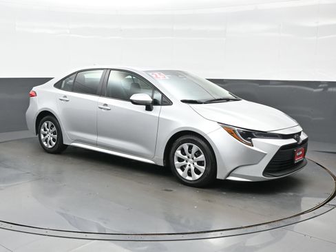 Used 2025 Toyota Corolla LE FWD image 8