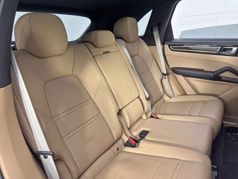 Used 2022 Porsche Cayenne S Platinum w/ Premium Package Plus image 40