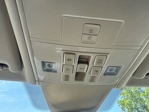 Used 2024 Volkswagen Tiguan SE w/ Panoramic Sunroof Package AWD/4WD image 24