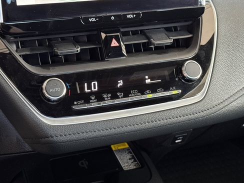 Used 2025 Toyota Corolla SE w/ SE Premium Package FWD image 19