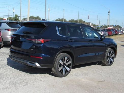New 2026 Mitsubishi Outlander SE FWD image 3
