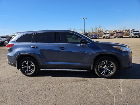 Used 2019 Toyota Highlander LE image 9