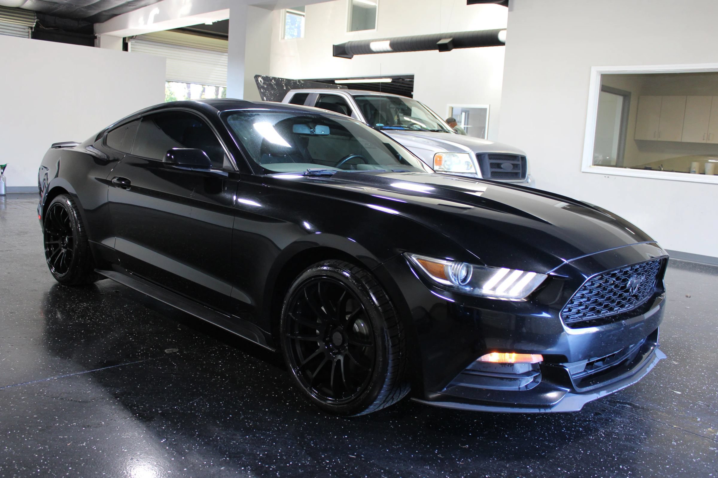 Used 2016 Ford Mustang Coupe RWD image 2