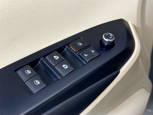 Used 2017 Toyota Highlander XLE FWD image 28