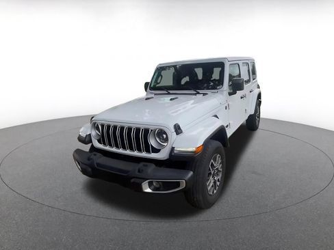 Used 2025 Jeep Wrangler Unlimited Sahara AWD/4WD image 7