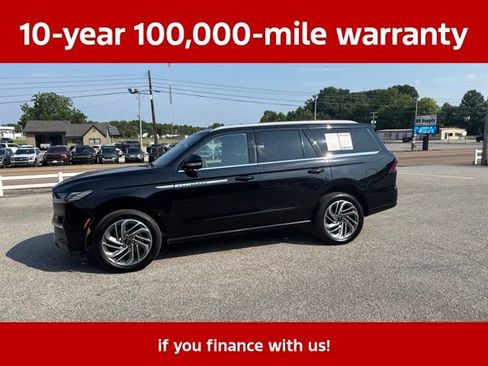 Used 2025 Lincoln Navigator Reserve AWD/4WD image 2
