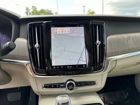 Certified 2024 Volvo S90 T8 Ultimate w/ Lounge Package image 11