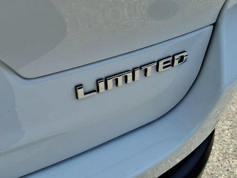 Used 2023 Jeep Grand Cherokee L Limited AWD/4WD image 8