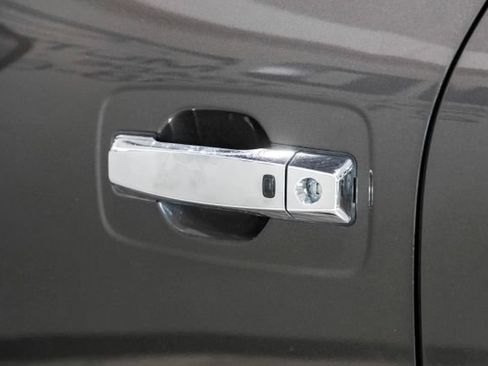 Used 2016 Nissan Titan SL AWD/4WD image 36