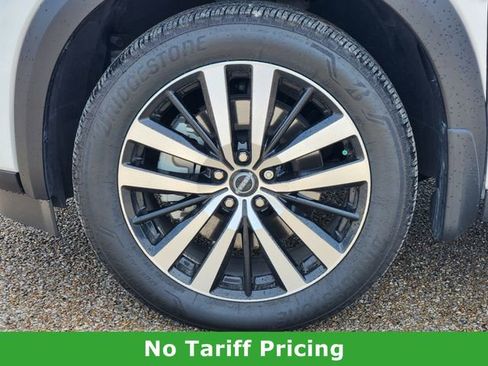 Certified 2025 Nissan Pathfinder Platinum FWD image 8