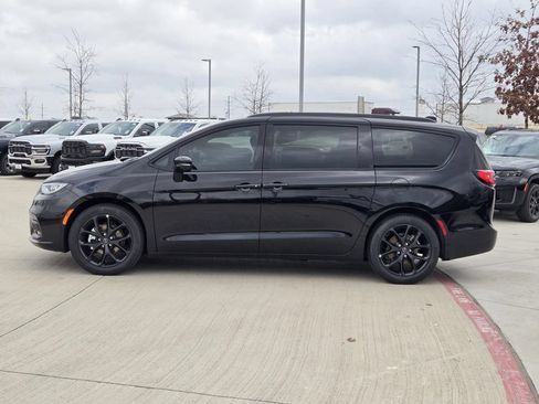 New 2026 Chrysler Pacifica Select w/ S Appearance Package FWD image 1