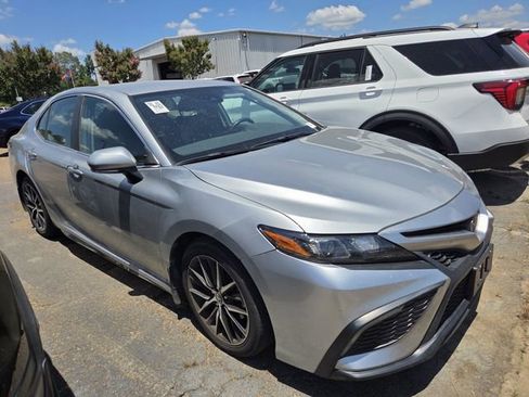 Used 2022 Toyota Camry SE FWD image 1