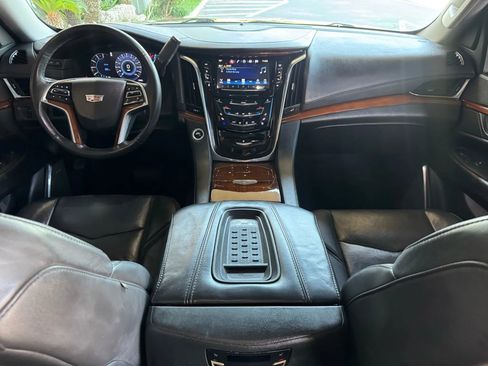 Used 2017 Cadillac Escalade Luxury image 21