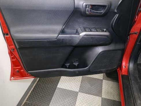 Used 2017 Toyota Tacoma TRD Sport image 40